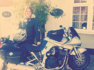 Hanna vor Fossie's house.jpeg